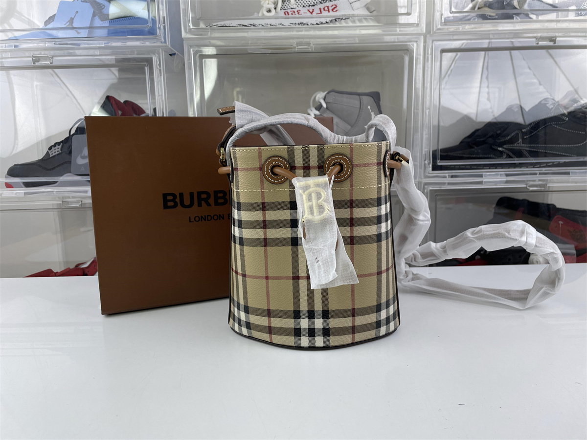 Burberry Bucket (16.5x 11 x 18.5 cm)