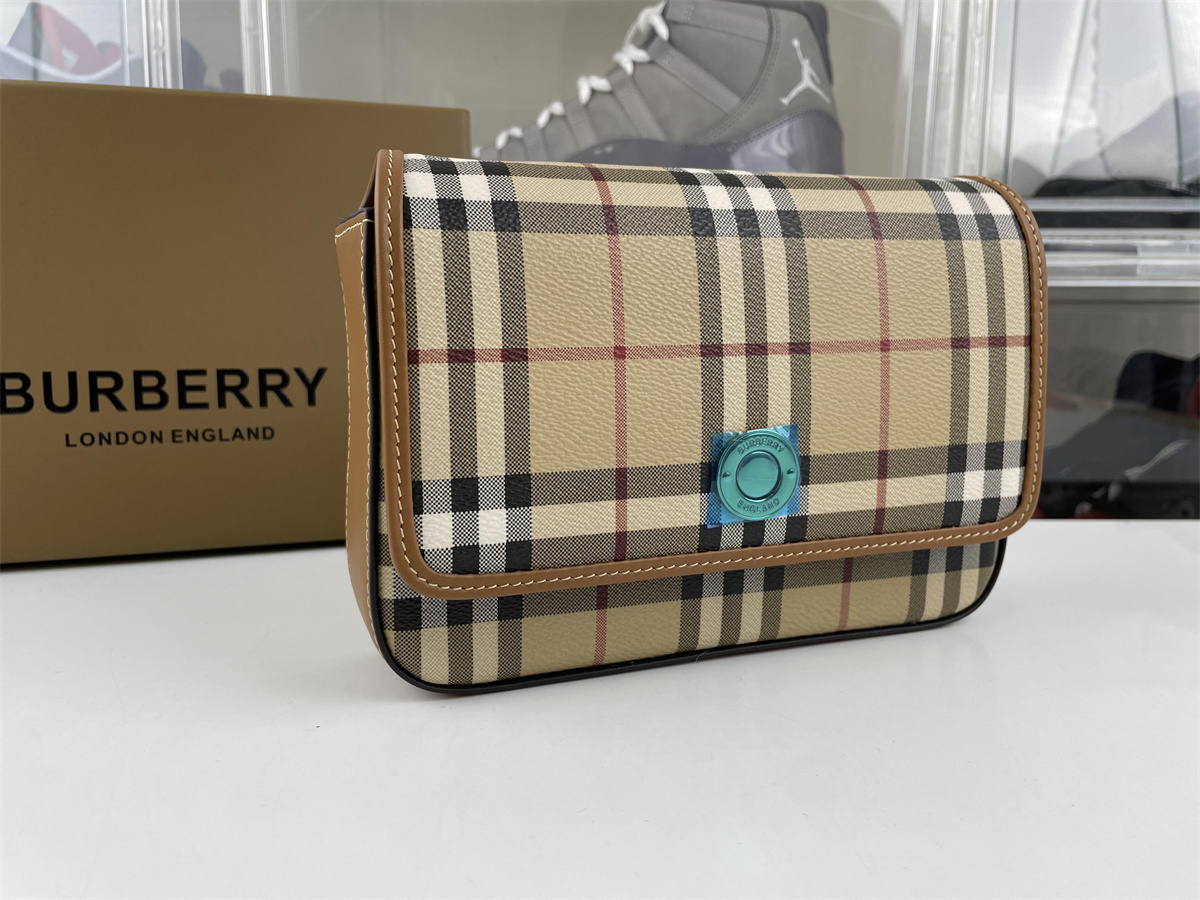 Burberry bag ( 20 x 4.7 x 13.5 cm)