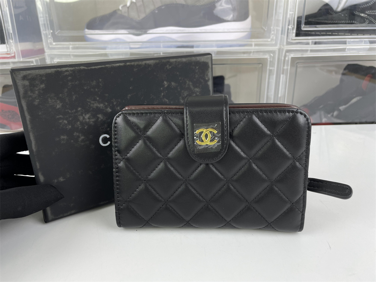 CHANEL Black wallet card holder (15 cm)