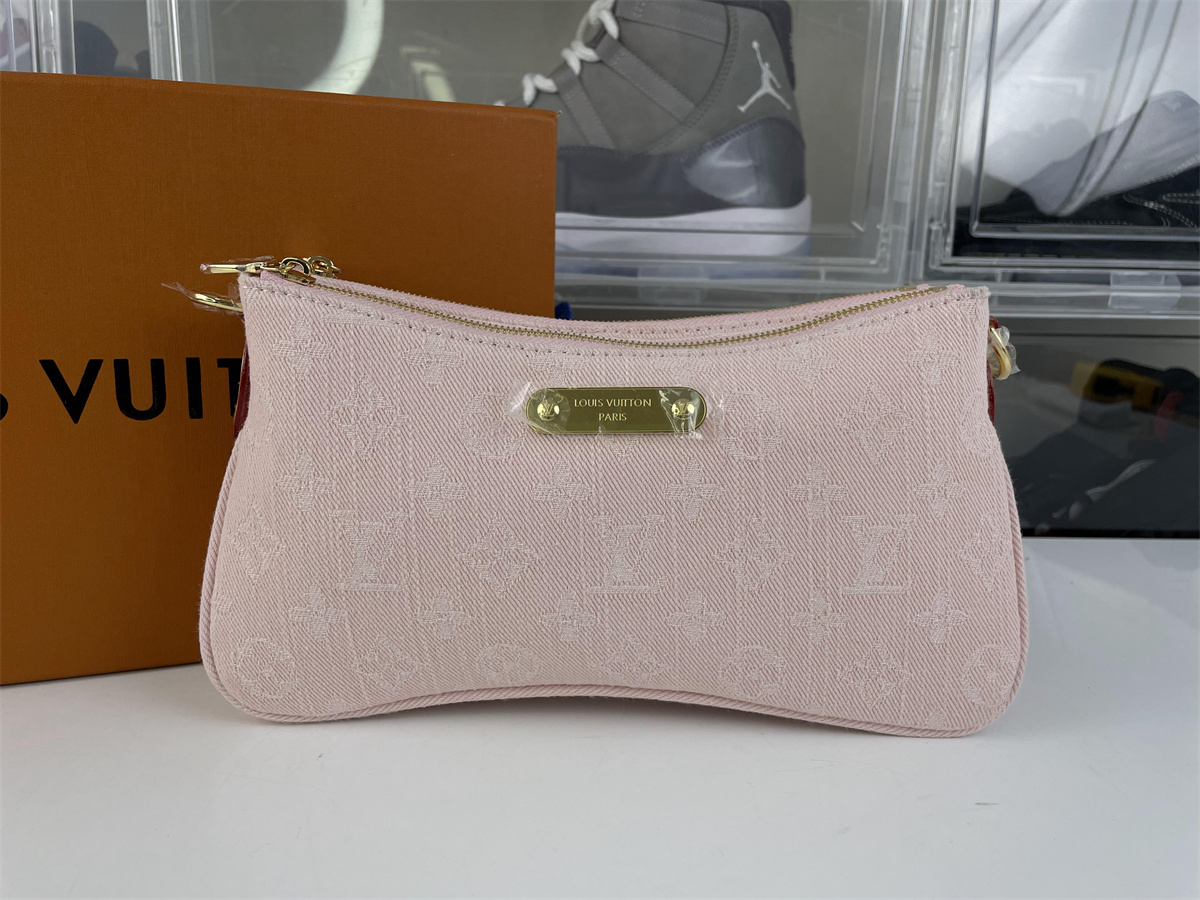 LV pochette Pink hang bag, (24.5 x13.5 x 6.5 cm)
