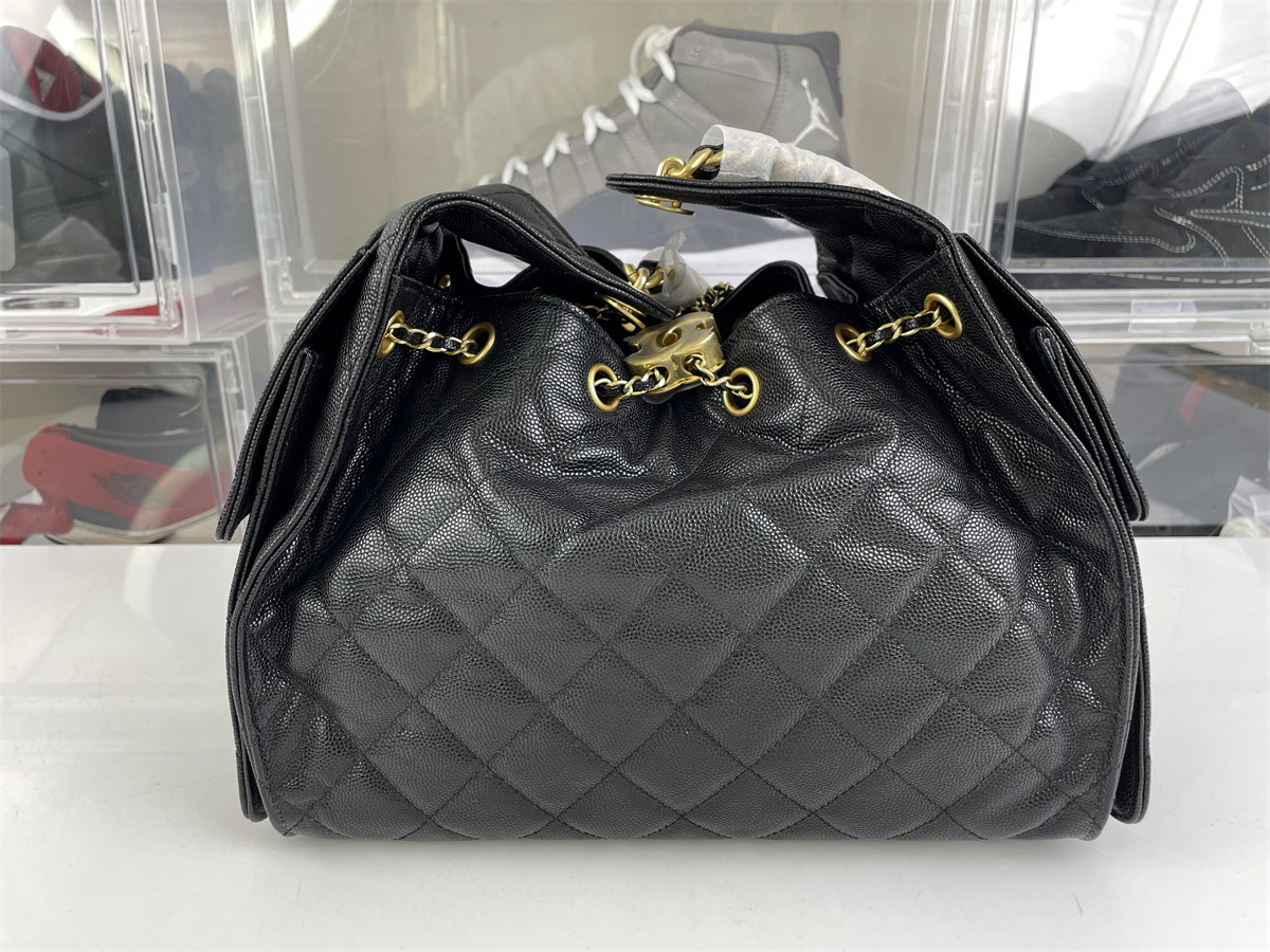 Chanel Black Hobo bag ( 30 x 26 x 14 cm)