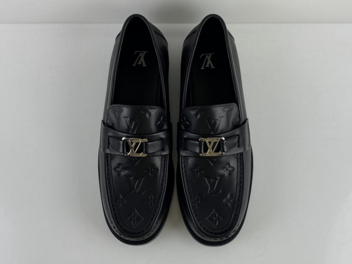 LV Black Leather Embossed LOGO Loafer dressing shoes