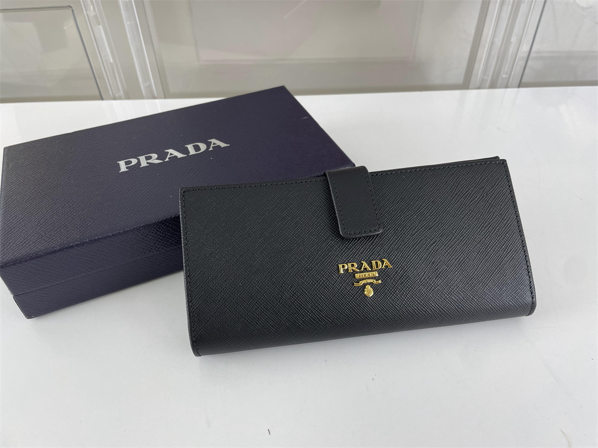 Prada Black Saffiano wallet, 18x9cm